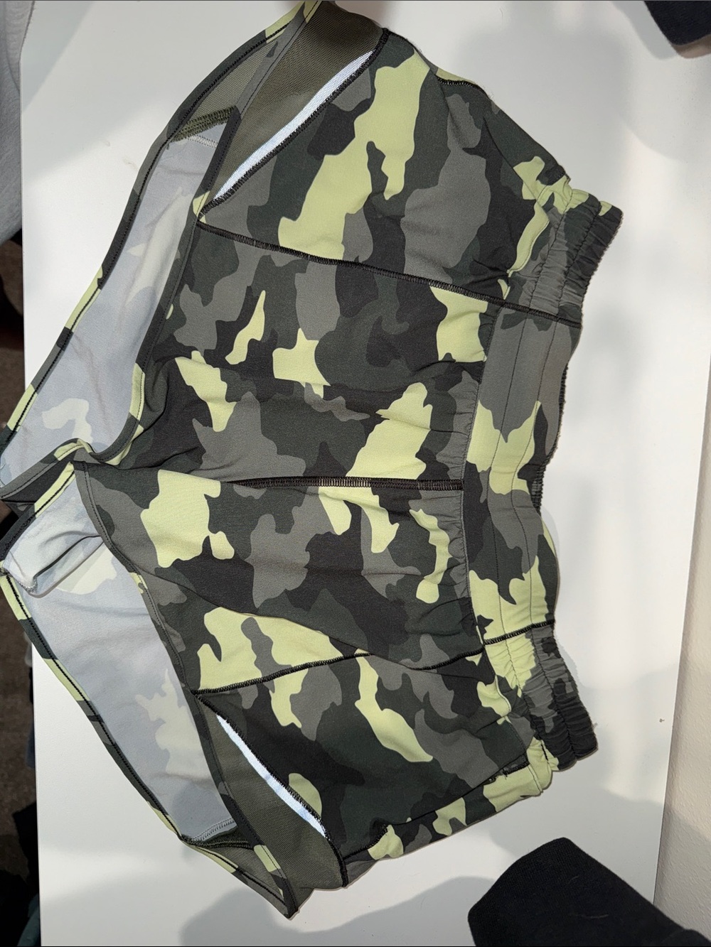 lululemon athletica green camo hotty hot shorts 2.5”